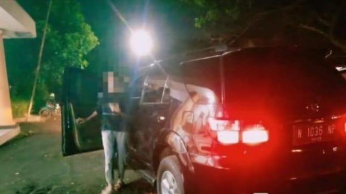 Sepasang Kekasih Digerebek Tengah Berduaan di Dalam Mobil Dinas Berplat Merah